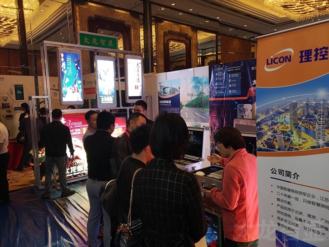 LED燈桿屏|智慧燈桿屏|立柱廣告機(jī)|LED廣告機(jī)|智慧路燈屏|燈桿廣告屏|燈桿屏